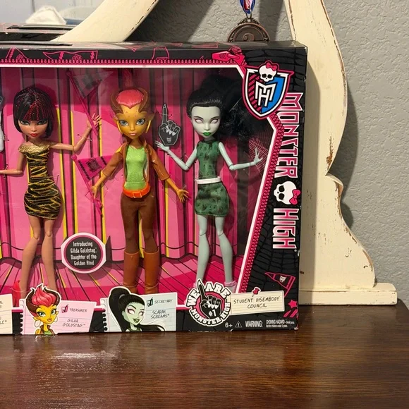 monster high doll set with bright pink packaging - Picture 2 of 9